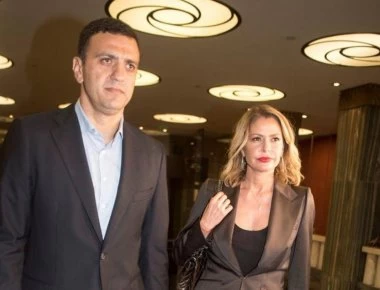 Γάμος Μπαλατσινού-Κικίλια: Το παραμυθένιο νυφικό της Τζένης - Χέρι χέρι με τον γιο της (βίντεο)